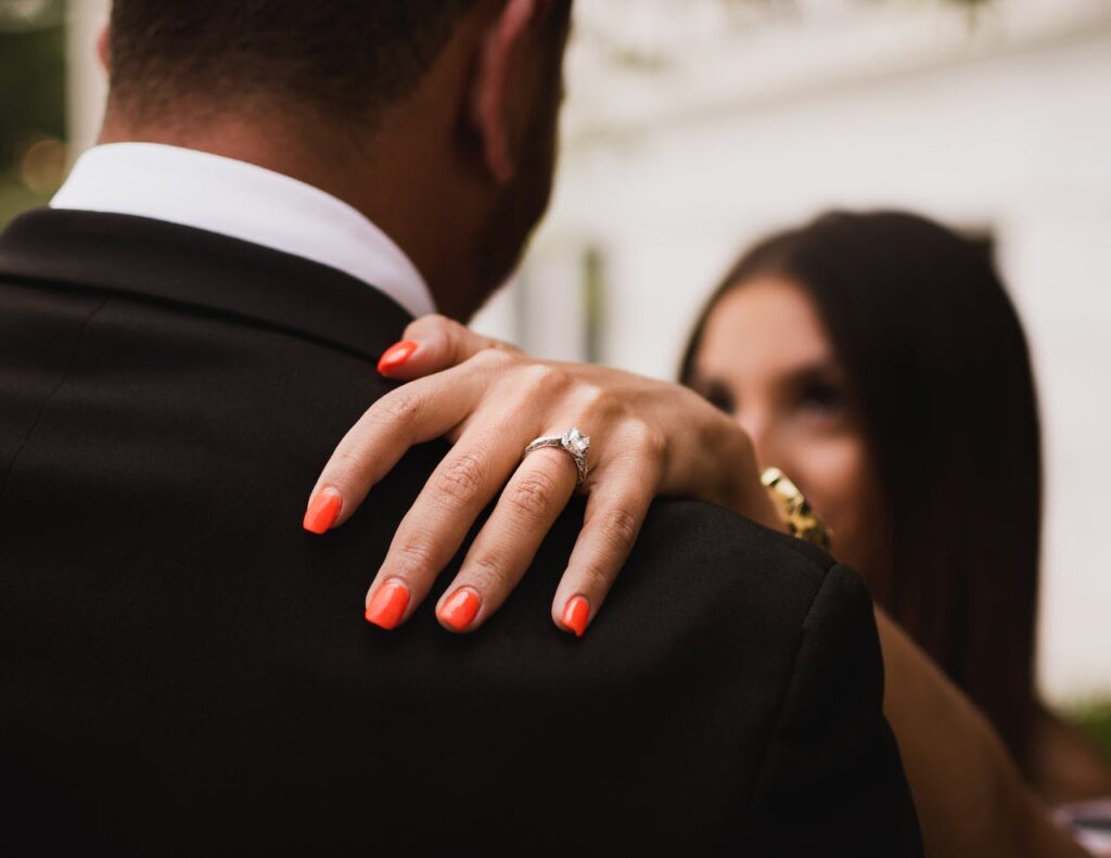 Krönen Sie den perfekten Heiratsantrag mit dem passenden Verlobungsring.