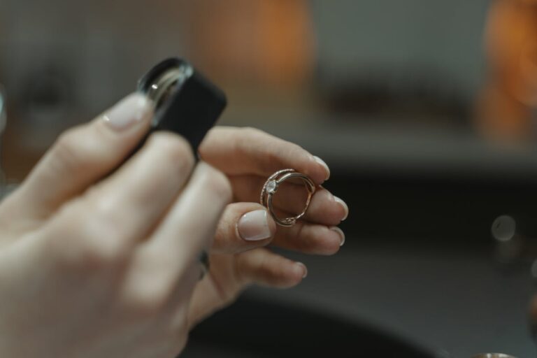Kann ich meinen Ring anfertigen lassen? Aus diesen Gründen vertrauen Paare Goldschmieden 