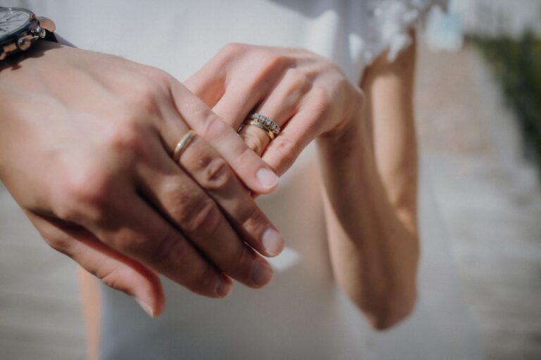 Darf man den Verlobungsring nach der Hochzeit tragen? Alle Regeln zum Verlobungsring Tragen