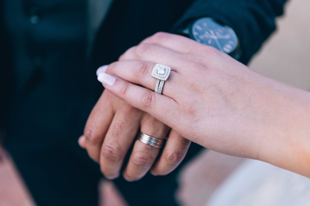 Verlobungsring Gravur - Ja? Nein? Das sagen Experten 7 Paar Verlobungsring Trauring Hochzeit