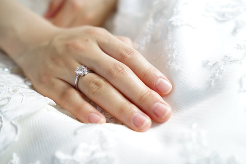 Verlobungsring Gravur - Ja? Nein? Das sagen Experten 9 Frau mit Verlobungsring in Hochzeitskleid