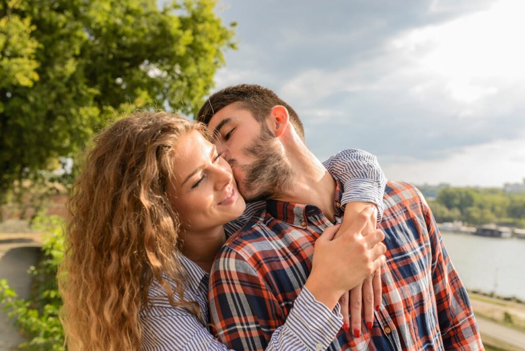 Partnerringe mit Gravur online kaufen - Darauf sollten Sie achten! 5 Glückliches Paar